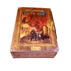 以下が含まれることがあります： 茶色のテクスチャ加工されたカバーが付いた、長方形のDragonlance Fifth Age Dramatic Adventure Gameボックスセット。前面には大きな赤いドラゴン、3人のファンタジーキャラクター、およびDragonlance Fifth AgeとSaga Rules Systemというテキストが描かれています。