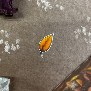 Adesivo foglia autunnale - Illustrazione fatta a mano per quaderno