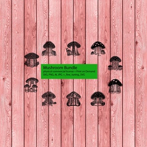 Puede incluir: Un conjunto de diez ilustraciones de setas en blanco y negro sobre un fondo de madera rosa. Las ilustraciones son de varios estilos y tamaños. El texto "Mushroom Bundle" está escrito en verde en la parte superior de la imagen. El texto "physical commercial license + Print on Demand" está escrito en verde debajo del título. El texto "SVG, PNG, AI, JPG. +_fine_tuning_SVG" está escrito en verde debajo del texto anterior.