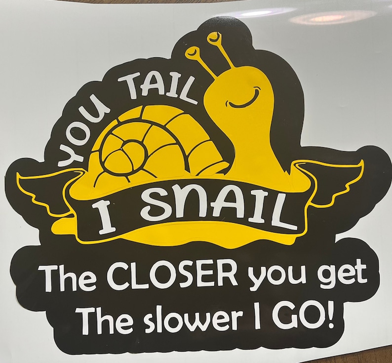 Adesivo Divertente Per Paraurti MAKTEM, Scritta "The Closer You Get The Slower I Drive", Vinile 20,3 X 4,1 Cm