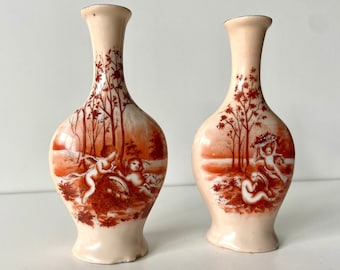 Due vasi antichi in porcellana con decorazioni di cherubini - XIX secolo - Francia