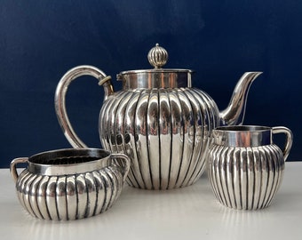 Silver 800. tea-set by Carl Büsch Hannover (1826-1917) for Koch & Bergfeld - Including a teapot, sugar pot and milk can - Germany, ca. 1920
