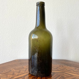 Antique glass wine bottle - 19th century - Green glass - Archeological artefact