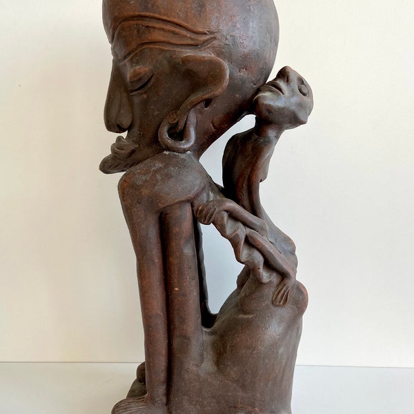 Grande sculpture africaine - Terre cuite - Personnage assis avec un enfant sur le dos - Afrique, seconde moitié du XXe siècle - Art premier