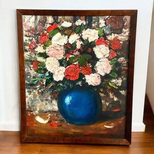 Könnte beinhalten: Ein gerahmtes Gemälde mit einem Strauß rosa und roter Rosen in einer blauen Vase. Das Gemälde ist in einem lockeren, impressionistischen Stil gehalten.