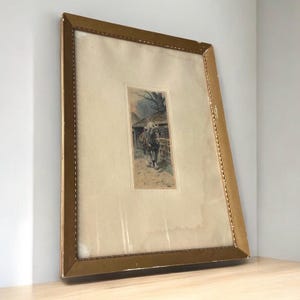 Peut inclure: Une estampe encadrée ancienne représentant un cavalier à cheval près d'une structure en bois. L'estampe est de forme rectangulaire, encadrée dans un cadre doré. L'œuvre utilise des couleurs douces, suggérant un style ancien. Le cadre a un bord décoratif.
