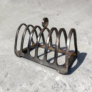 Arts and crafts toast rack - Brass - Early 20th century - United Kingdom - Marked - Monarchy plate silver