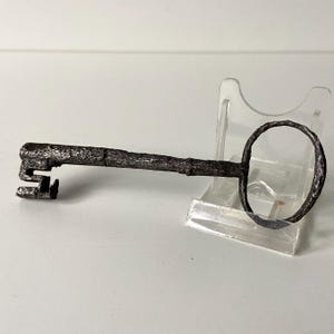 Medieval key - 15th century - Archaeological artefact - Padlock - Stronghold - Iron