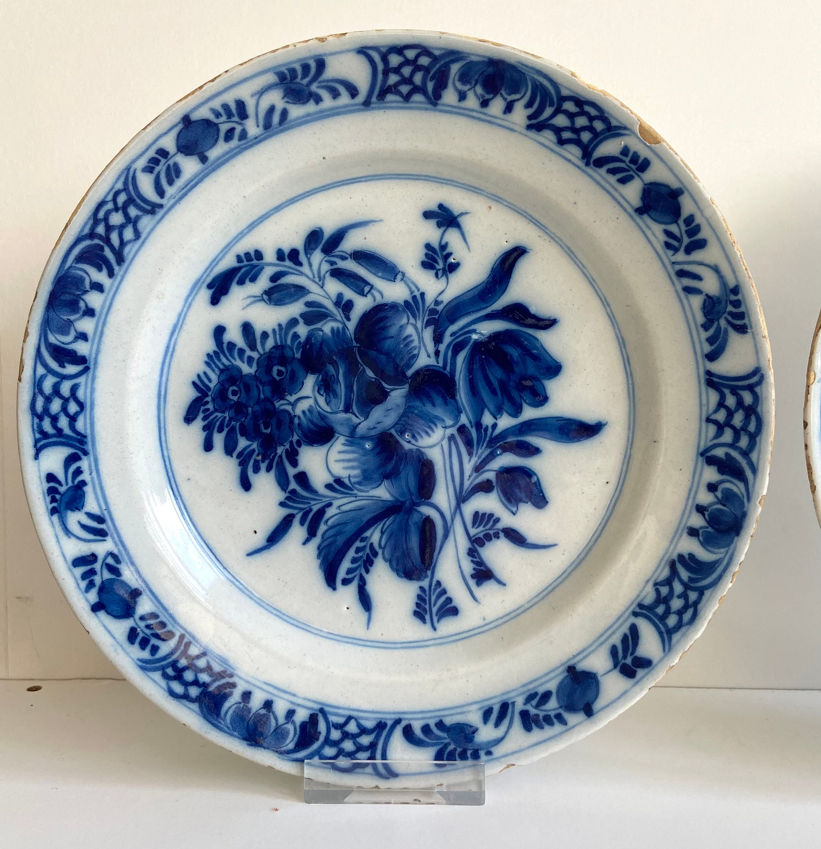 ロイヤルデルフト焼き骨董品　手書き花柄　多少の欠け傷あり　直径19cmx3cm ロイヤルデルフト焼き骨董品 手書き花柄 多少の欠け傷あり 直径
