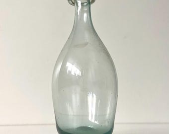 Garrafa de vidro do século XVIII ou talvez do final do século XVII - Holandesa - Vidro transparente com tom verde - Encontrada em uma casa atrás de um muro em Delft