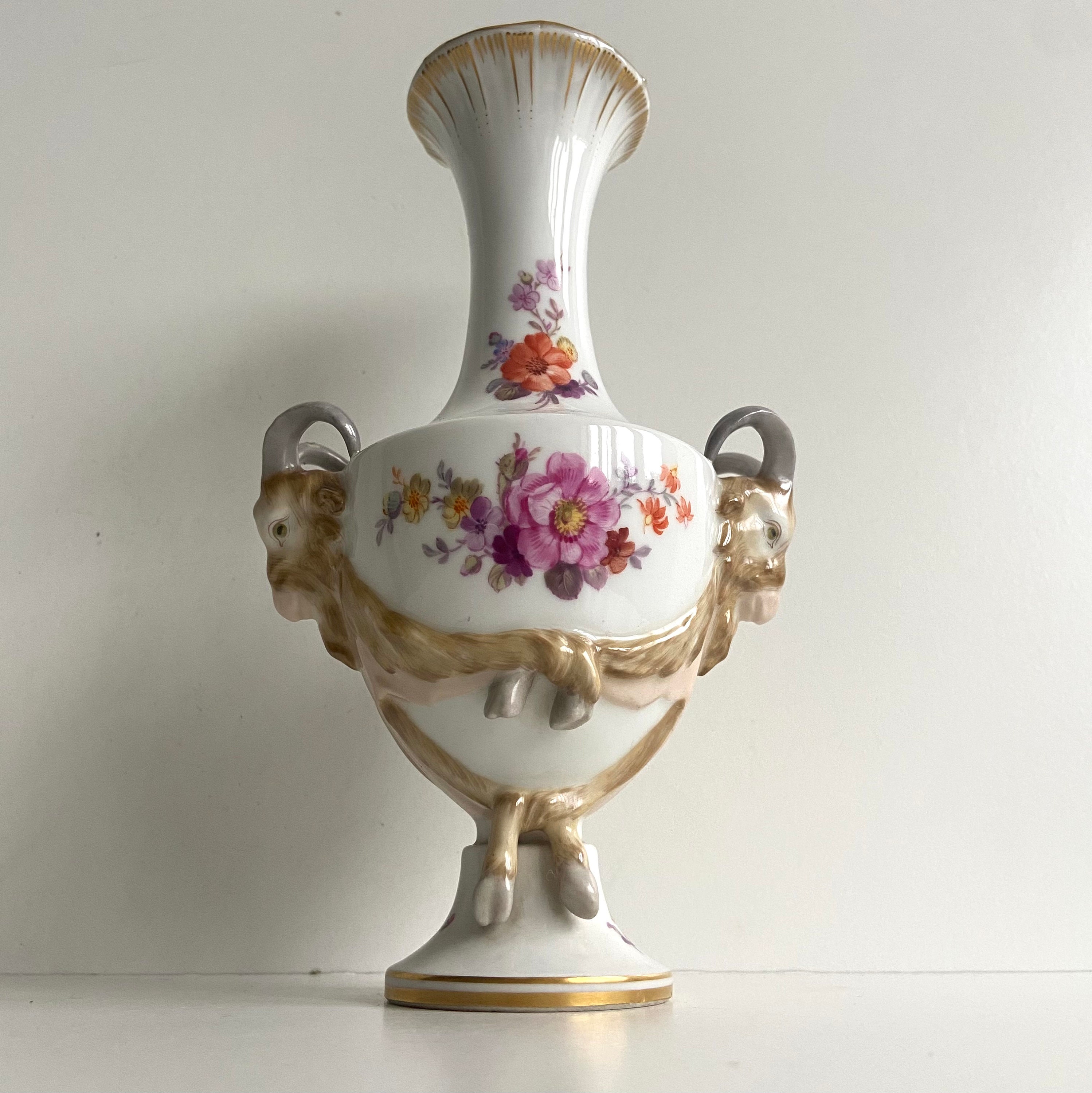 ドイツKPM白磁ベース　アンティーク ドイツ KPM 白磁ベース アンティーク - メルカリ