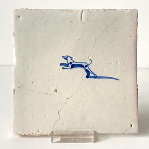 Azulejo de Delft do século XVII - Cachorro - Parede - Cozinha - Lareira - Cerâmica - Azul e branco - Louça de Delft - Antiguidades