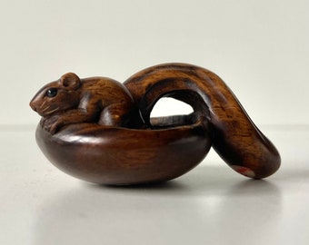 Japanese Netsuke - Boxwood - Mouse at a mushroom - Signature - Late Meiji to early Taisho period