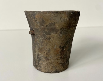 Raro copo de estanho do século XVI ao início do século XVII - Marca de rosa - Artefato arqueológico