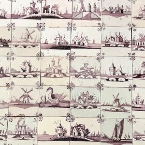 Puede incluir: Una colección de azulejos de cerámica cuadrados con ilustraciones pintadas a mano en tinta morada que representan paisajes holandeses, molinos de viento, casas, barcos y animales. Cada azulejo muestra una escena única con detalles intrincados.