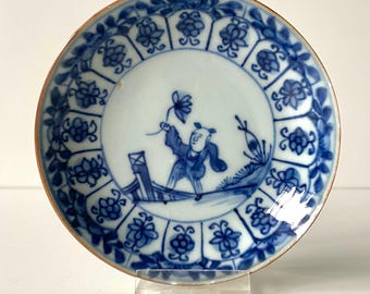 Chinese porcelain - Saucer plate - Kangxi - Qing dynastie - Boy with flower - 18th century