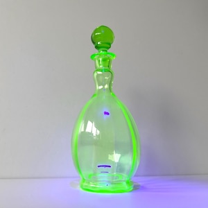 Annagroen eller uranglas - Karaff - Grön - Lila ljus - UV - Art Deco - Holländsk - Flaska med kork - Ca 1915 - Antik