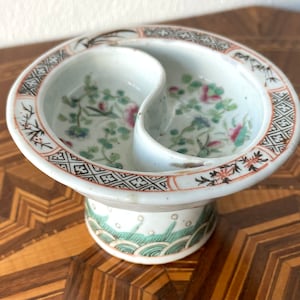 Chinese porcelain - Tazza - Qing dynastie - 19th century - Guangxu dynastie - Grasshoppers - Yin & Yang