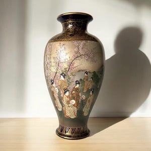 Satsuma vase - Japan - Japanese porcelain - Meiji period - 19th century - Marked unclear - Painted decoration - Asian artwork
