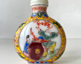 Chinese Snuff bottle - Pekingglas en jade stopper - Republiek - China - Vleermuizen, jongetjes - Chinees porselein