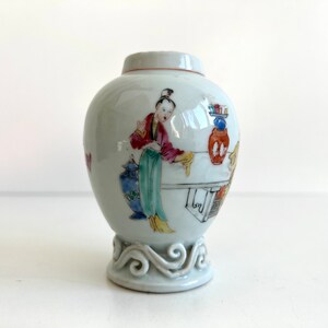 Chinese porcelain Tea caddy Yongzheng dynastie Figures Qing 18th century Kangxi Qianlong Teaware Fam. Rose image 2