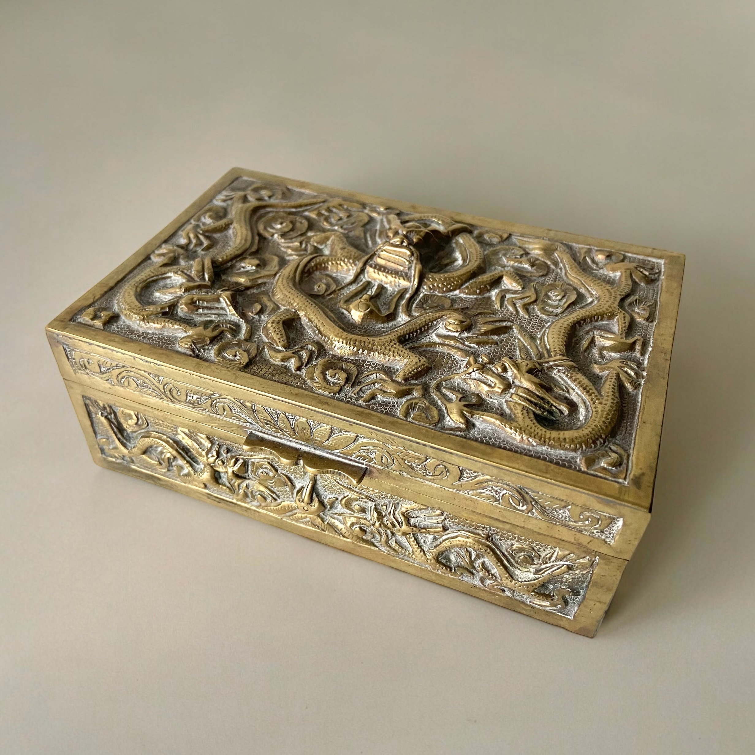Chinese Tobacco Box - Dragons - First Halve 20th Century