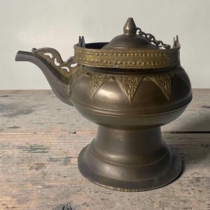 Op de afbeelding: Een set van drie keramische mokken met een gespikkelde, matte afwerking. De mokken zijn in de kleuren crème, lichtgrijs en donkergrijs. Elke mok heeft een eenvoudig, minimalistisch ontwerp en een afgeronde handgreep.