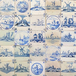 Puede incluir: Una colección de azulejos de cerámica antiguos azules y blancos. Cada baldosa cuadrada presenta una escena de paisaje pintada a mano, que incluye molinos de viento, barcos y figuras. Los azulejos están dispuestos en un patrón de cuadrícula, mostrando una variedad de diseños y estilos artísticos.