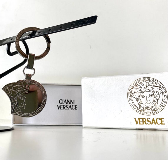 Ontcijferen Verborgen Tegenover Zilverkleurige Vintage Sleutelhanger Van Gianni Versace Met in - Etsy