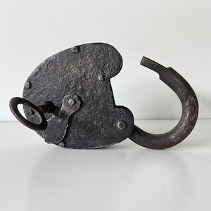Antik hänglås - Järn - Haute Epoque - Stronghold - Antik - Tidiga antikviteter - Lås med nyckel