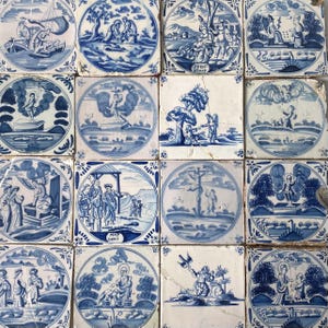 Może przedstawiać: Kolekcja antycznych, niebiesko-białych płytek ceramicznych. Każda kwadratowa płytka przedstawia inną, szczegółową ilustrację, obramowaną okrągłą obwódką. Grafika przedstawia różne sceny, w tym postacie, drzewa i krajobrazy. Płytki ułożone są w siatkę.