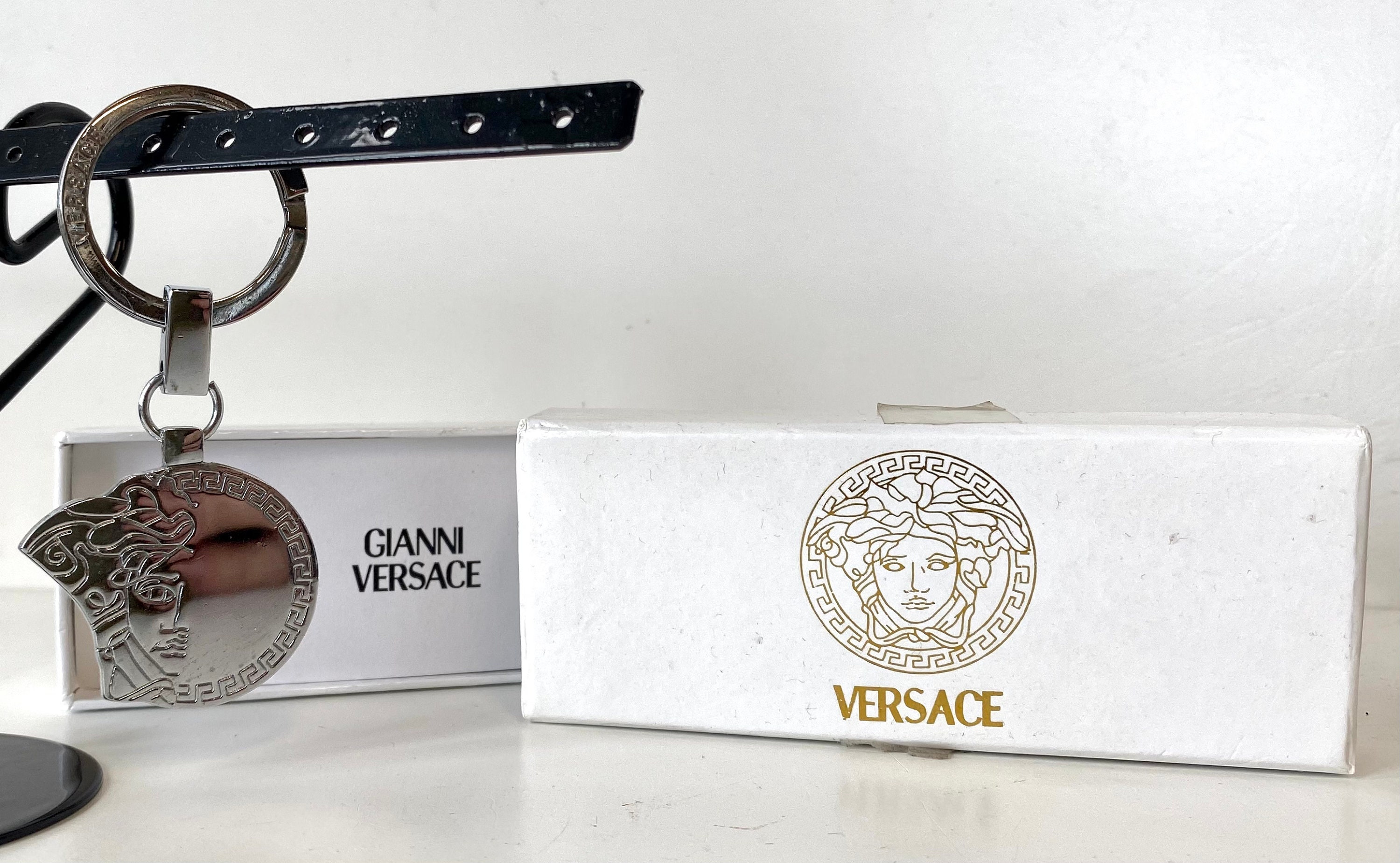 Hoofd token zonsopkomst Zilverkleurige Vintage Sleutelhanger Van Gianni Versace Met in - Etsy