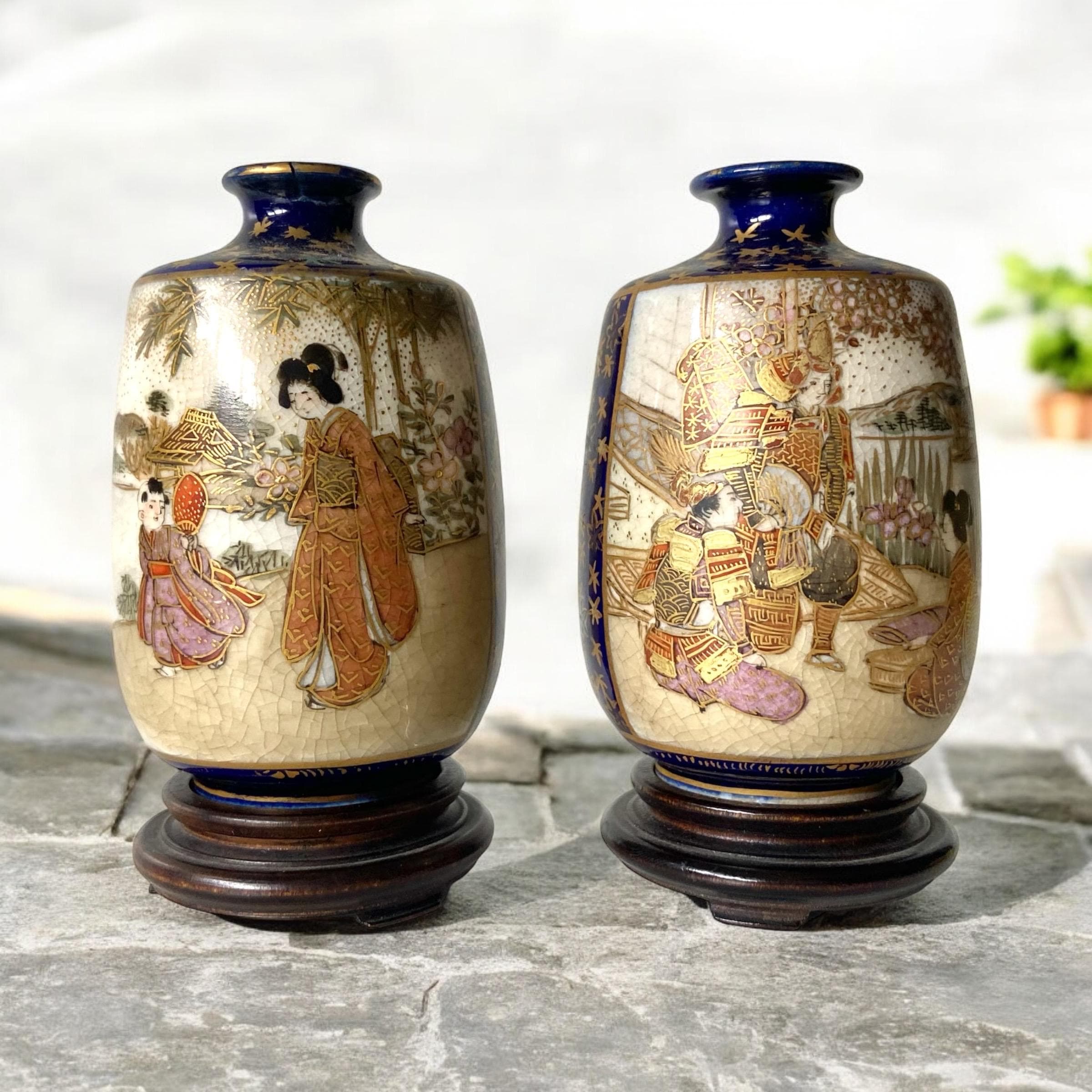 Pair of Japanese Satsuma vases - Signed - Late Meiji to Taisho - Japan - With wooden stands