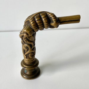 Antikes Bronze-Gütesiegel - Jahrhundert - Frankreich - Hand mit einer Pistole