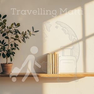 Puede incluir: Una estantería de madera con una planta en maceta, una pila de libros y una silueta blanca de una persona caminando con una maleta. El texto "Travelling Matti" está escrito encima de la estantería.