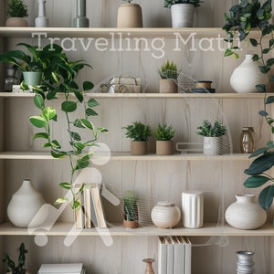 Puede incluir: Una estantería de madera con cinco estantes llenos de diversos objetos, incluyendo plantas, jarrones, libros y objetos decorativos. Los estantes son de color marrón claro y el fondo es una pared beige claro. El texto "Travelling Matt" es visible en el estante superior.