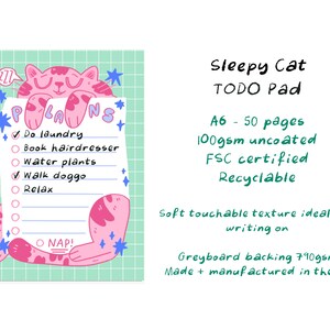 K&ouml;nnte beinhalten: Sleepy Cat Notizblock mit einer rosa Katzenillustration. Der Notizblock hat eine Checkliste mit Aufgaben wie W&auml;sche waschen und Gassi gehen. Der Block ist im A6-Format mit 50 Seiten.