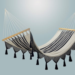 Hamaca de algodón azul marino: estilo colonial de macramé con barra de teca