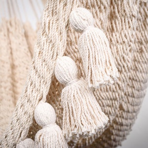 Boho Hängesessel mit Quasten - Makramee Schaukel aus natürlicher Baumwolle, gemütlicher & stilvoller Hängesessel