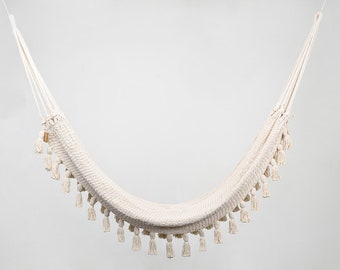 Rede boho em algodão natural com franjas, feita à mão.