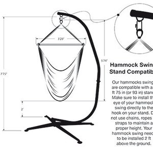 Puede incluir: Un soporte de columpio de hamaca de metal negro con una altura de 196,87 cm y una barra de 83,34 cm de ancho. El soporte es compatible con una hamaca de 2,13 m o 236,22 cm. El soporte est&aacute; dise&ntilde;ado para ser instalado a 61 cm por encima del suelo.