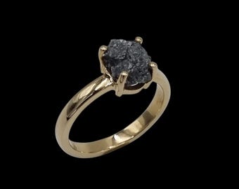 カットされていないブラックダイヤモンドリング