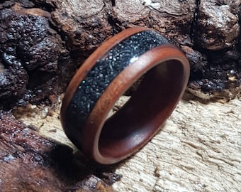 Anello di meteorite e legno di ferro.