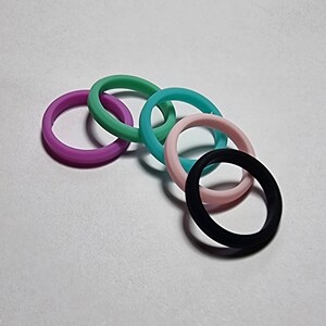 4 mm avfasad silikonvigselring | Silikonarmband för kvinnor | Ring för aktiv livsstil | Gym, resor och arbete | Vattentät bild 11
