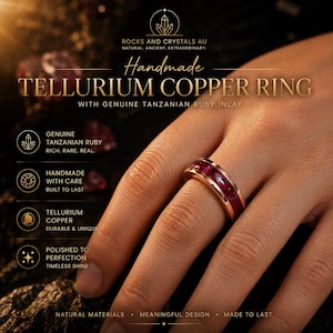 Könnte beinhalten: Handgefertigter Tellurium-Kupferring mit echtem tansanischem Rubin-Inlay. Der Ring ist rotbraun mit einem polierten Kupferband. Er hat eine Reihe roter Rubine. Der Text auf dem Bild lautet "Natürliche Materialien, sinnvolles Design, langlebig."