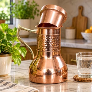 Jarra de agua de cobre puro para mesita de noche con tapa de taza, 1,2 litros, asa de latón, jarra de cobre, jarra de mesita de noche, vajilla tradicional india de cobre para el hogar, regalo de Diwali.
