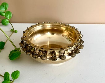 Ciotola tradizionale in ottone Urli con campanelli, centrotavola decorativo con candele galleggianti Urli, portacandele con fiori vintage; decorazioni per la casa Diwali, regali Uruli