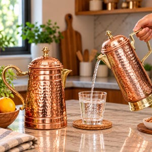 Vattenkanna i ren koppar med mässingshandtag i 2 storlekar, hamrad kopparkanna med lock, traditionella indiska vattenkrukor, kärl för friskt vatten