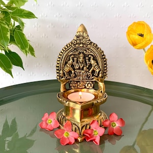 Lakshmi Diya de latón, lámpara de mecha de aceite Maa Gaj Laxmi Dia, lámpara de aceite Kamakshi de decoración Mandir del templo del hogar, diosa Gajalakshmi Vilakku, lámpara de latón antiguo