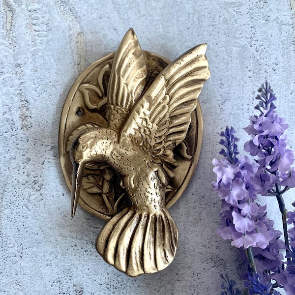 Dörrknackare i mässing med fågelmotiv Vacker handgjord dörrknackare med kolibri i antik finish Dörrknackare i ytterdörr med invecklad blommönster